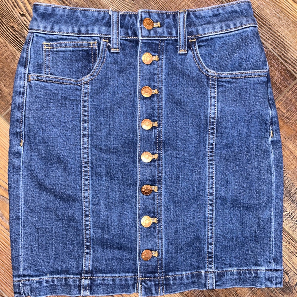 Madewell. Vintage inspired mini skirt. Classic high waist, buttons down front